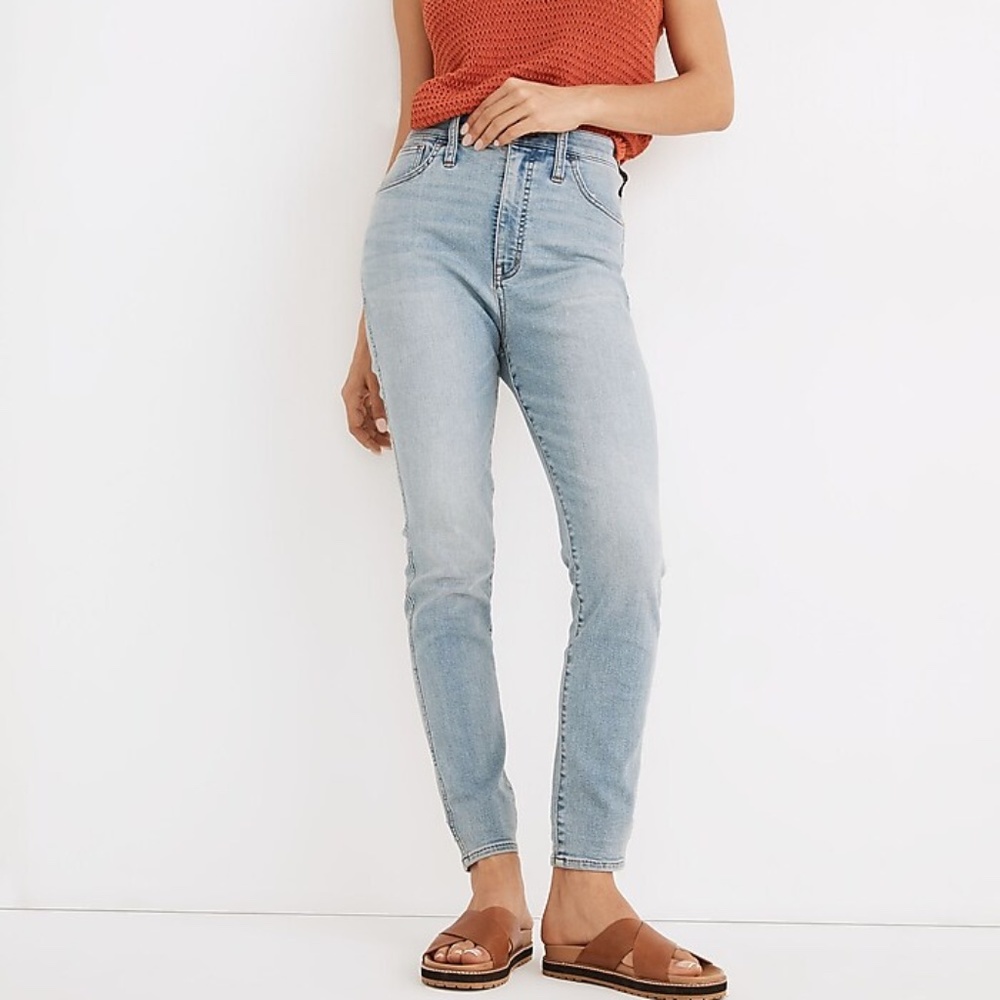 Madewell Curvy Roadtripper Authentic Jeans in Cadwell Wash  -  33